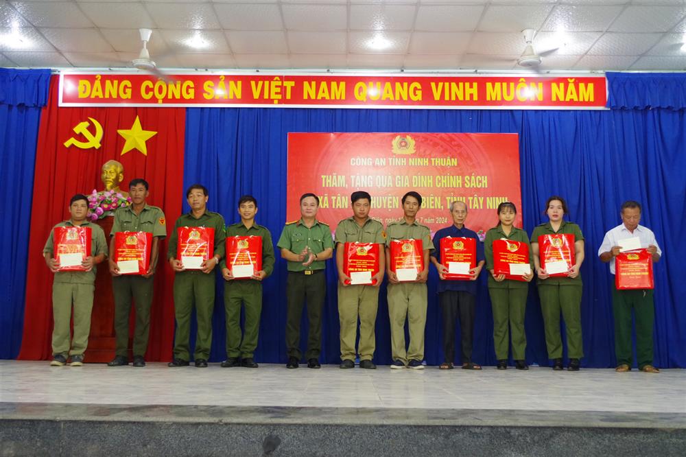 Đại tá Huỳnh Tấn Hạnh trao 11 suất quà tặng các gia đình chính sách, lực tham gia bảo vệ an ninh, trật tự ở cơ sở xã Tân Lập, huyện Tân Biên, Tây Ninh.