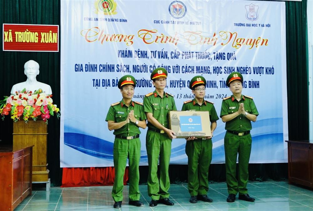 Cục Cảnh sát điều tra tội phạm về ma túy tặng Công an xã Trường Xuân, huyện Quảng Ninh 01 bộ máy vi tính.