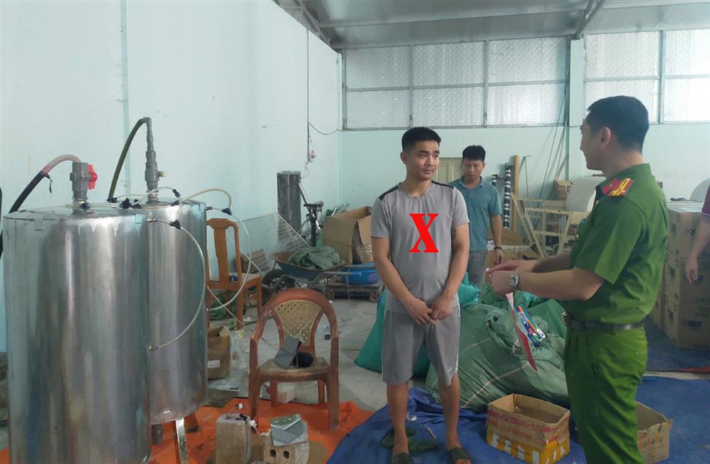 Bên trong khu vực sản xuất của Lê Hạ Tuấn (dấu X), lực lượng công an thu giữ một số lượng lớn hóa chất, thiết bị dùng để sản xuất hàng giả.