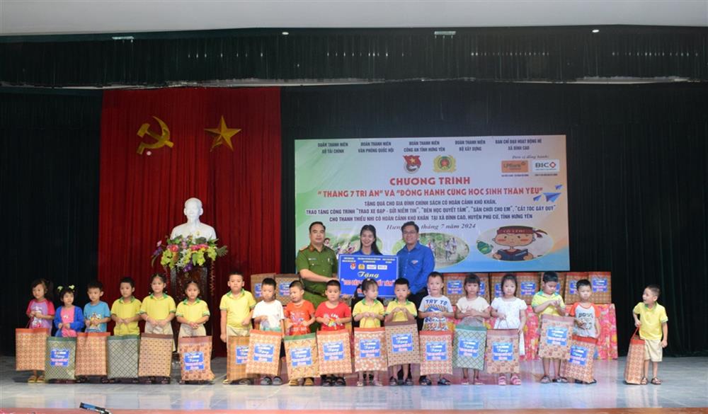 Trao tặng đèn học cho các cháu thiếu nhi.