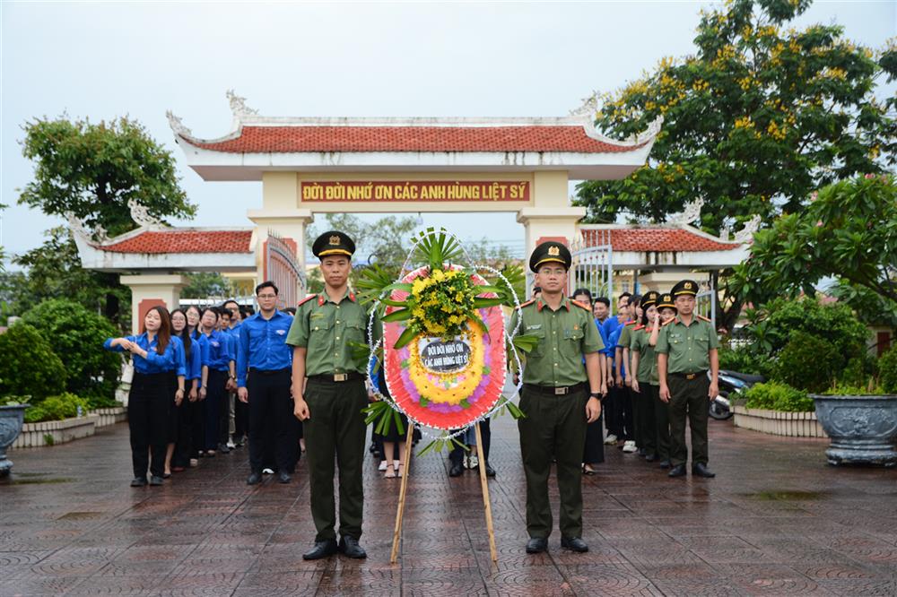 dâng hương, dâng hoa tri ân các anh hùng liệt sỹ tại Nghĩa trang liệt sỹ xã Đình Cao.