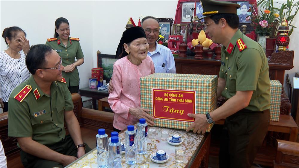 Đoàn công tác trao quà tặng mẹ Việt Nam anh hùng Lê Thị Gái.