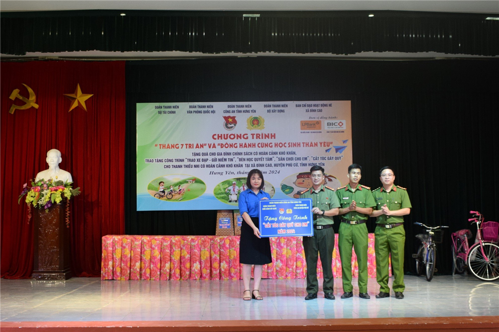 Ban Thanh niên Công an tỉnh trao tặng 01 bộ dụng cụ cắt tóc cho Ban Chấp hành Đoàn xã Đình Cao.