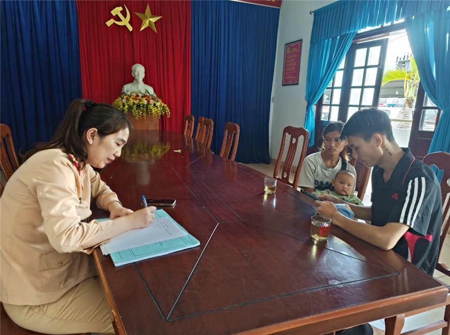 Cán bộ Trạm CSGT cửa ô Hòa Hiệp tiếp nhận thông tin từ gia đình anh Duy.