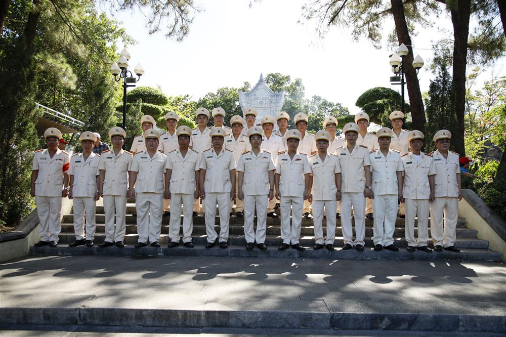 Đoàn công tác chụp ảnh lưu niệm tại Nghĩa trang Liệt sĩ Quốc gia Trường Sơn.