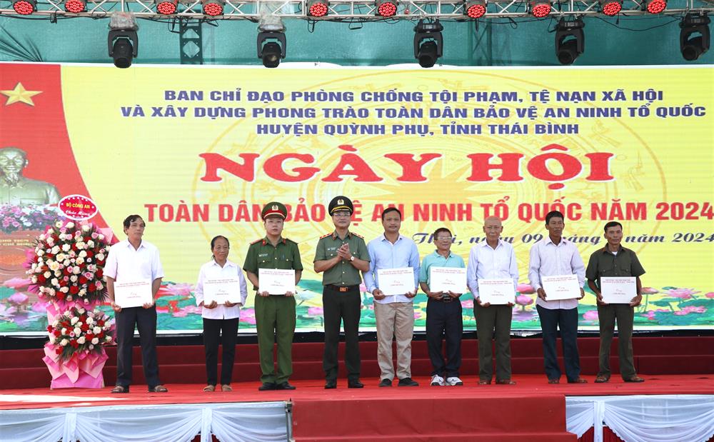 Thứ trưởng Phạm Thế Tùng trao quà tặng các cá nhân có thành tích xuất sắc trong phong trào Toàn dân bảo vệ An ninh Tổ quốc xã An Thái.