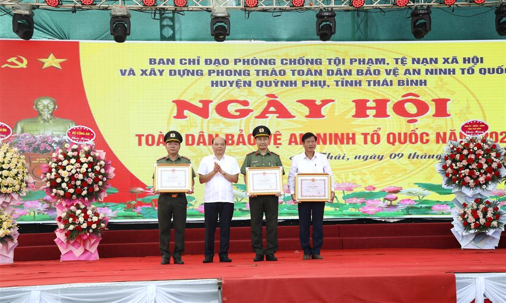 Đồng chí Đặng Thanh Giang, Phó Chủ tịch Thường trực Hội đồng nhân dân tỉnh trao Bằng khen tặng các tập thể, cá nhân.