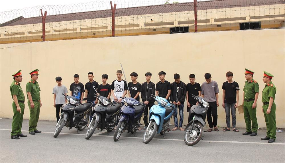 Công an huyện Kim Bảng làm rõ nhóm 12 thanh thiếu niên tụ tập điều khiển xe mô tô tốc độ cao, lạng lách, đánh võng, gây rối trật tự công cộng trên địa bàn.