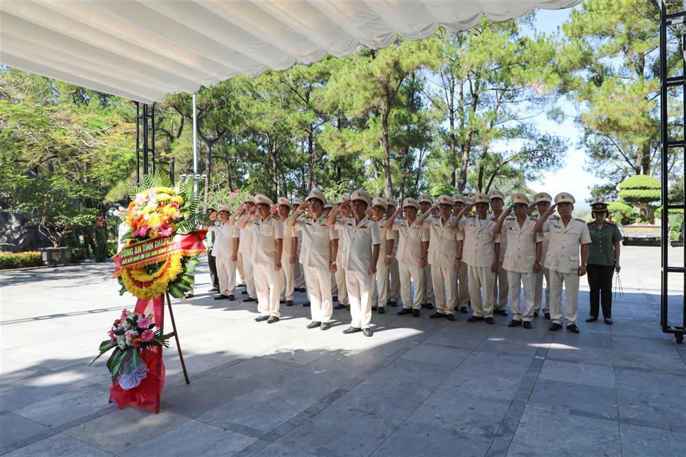 Đoàn công tác Công an tỉnh Thái Bình dâng hoa, dâng hương tưởng nhớ công lao to lớn của các anh hùng liệt sĩ đang yên nghỉ tại Nghĩa trang Liệt sĩ Quốc gia Trường Sơn.