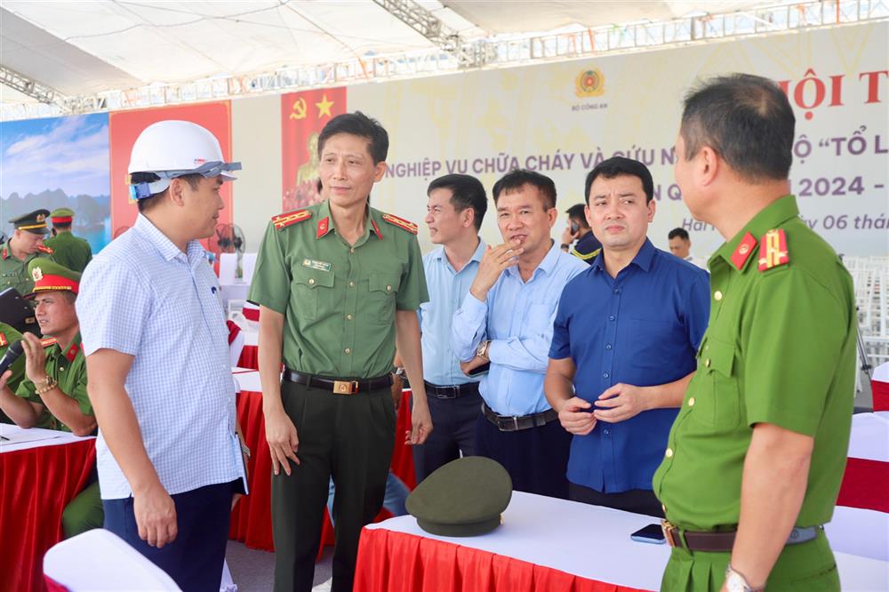 Đại tá Phạm Viết Dũng - Phó Giám đốc Công an TP kiểm tra tại quảng trường Trung tâm Hành chính - chính trị thành phố.