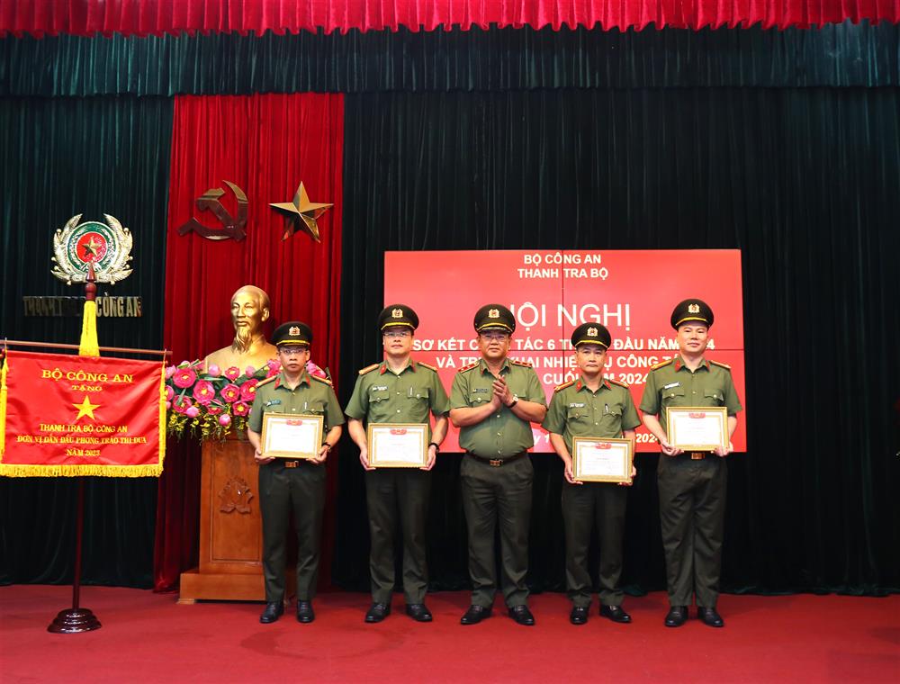 Trung tướng Trần Đức Tuấn trao Giấy khen của Thanh tra Bộ tặng các tập thể có thành tích xuất sắc.