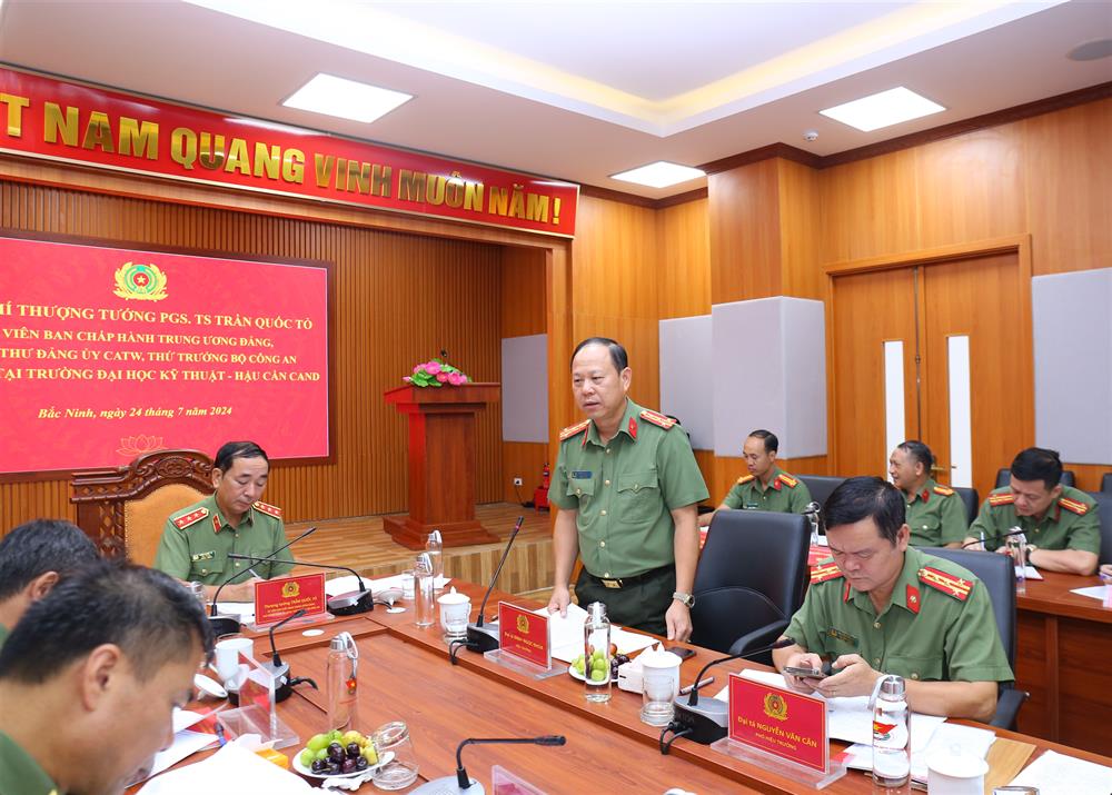 Đại tá, TS Đinh Ngọc Khoa – Hiệu trưởng Trường Đại học Kỹ thuật – Hậu cần CAND báo cáo tại buổi làm việc.