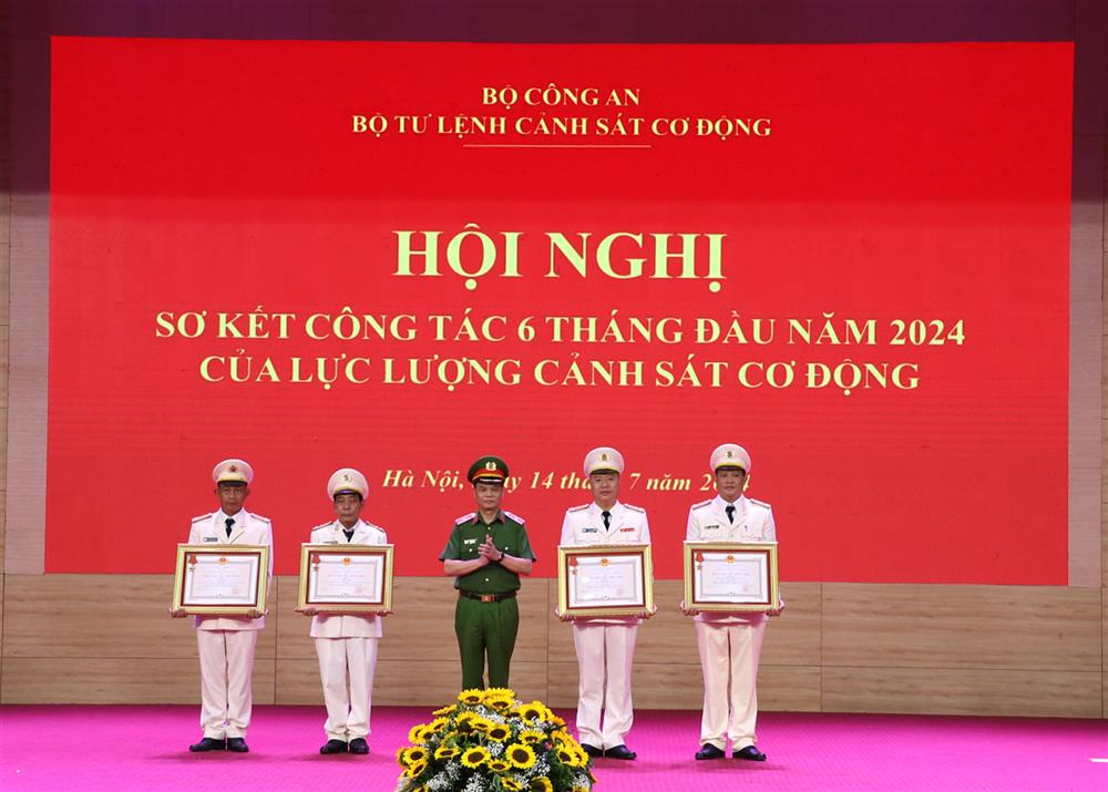 Thừa ủy quyền, Tư lệnh Lê Ngọc Châu trao bằng Huân chương Chiến công tặng các tập thể, cá nhân có thành tích xuất sắc.