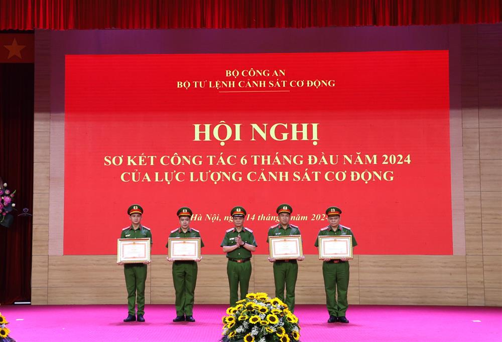 Thừa ủy quyền, Tư lệnh Lê Ngọc Châu trao Bằng khen của Thủ tướng Chính phủ tặng các cá nhân có thành tích xuất sắc.