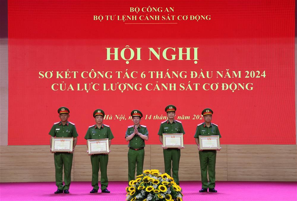 Thiếu tướng Nguyễn Ngọc Thanh, Phó Tư lệnh CSCĐ trao danh hiệu Chiến sĩ thi đua toàn lực lượng tặng các cá nhân có thành tích xuất sắc.
