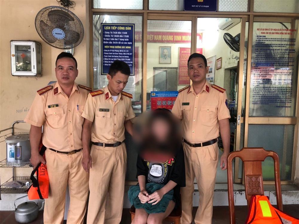 Trạm Cảnh sát đường thuỷ An Dương kịp thời cứu cháu Nguyễn Thị T.H.