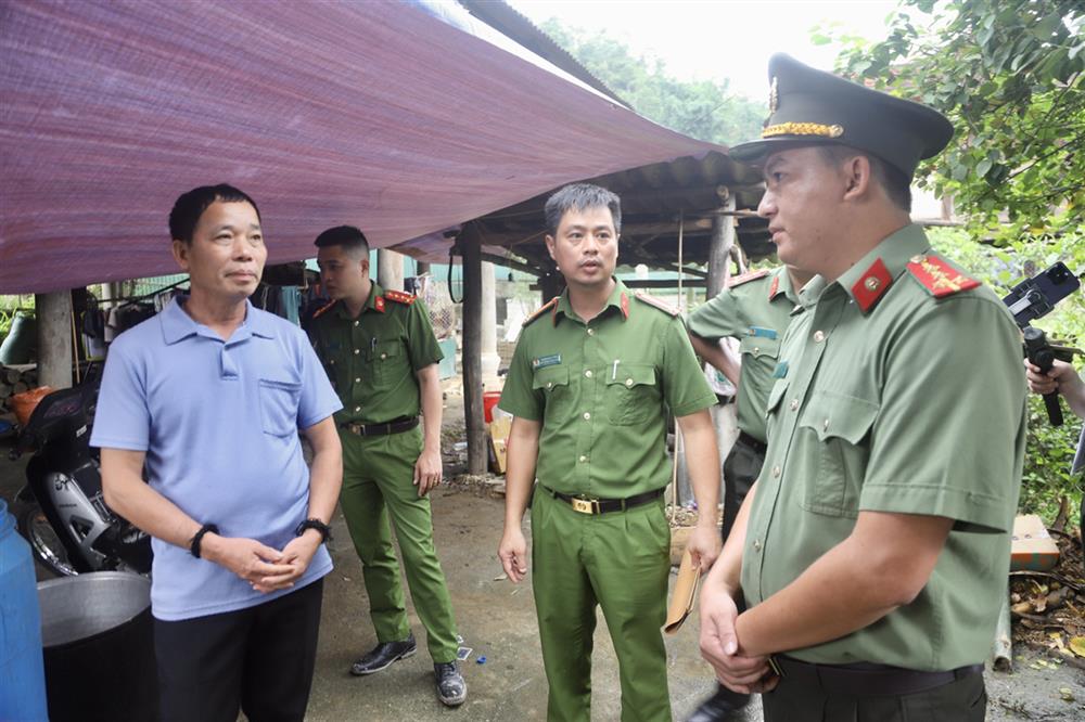 Đoàn công tác đến nhà ông Lò Văn Đôi hỏi thăm, động viên gia đình.