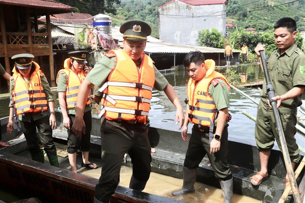 Đoàn công tác trực tiếp đến nhà người dân vùng bão lũ hỏi thăm, tặng quà.