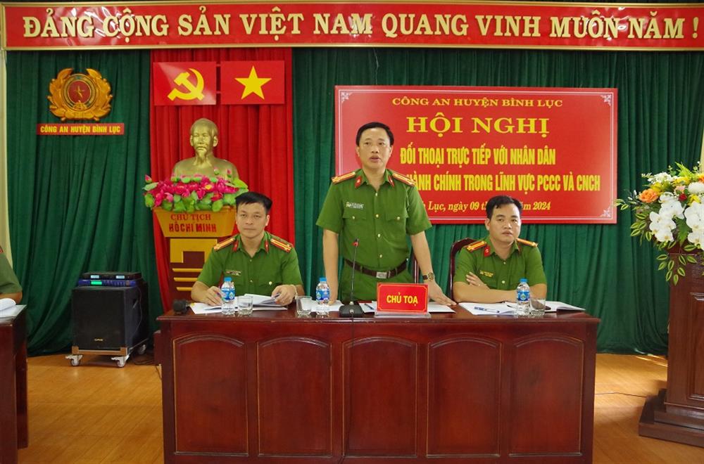 Lãnh đạo Công an huyện và chỉ huy Đội PCC & CNCH, Công an huyện Bình Lục trả lời các ý kiến của nhân dân về thủ tục hành chính trong lĩnh vực PCCC & CNCH.