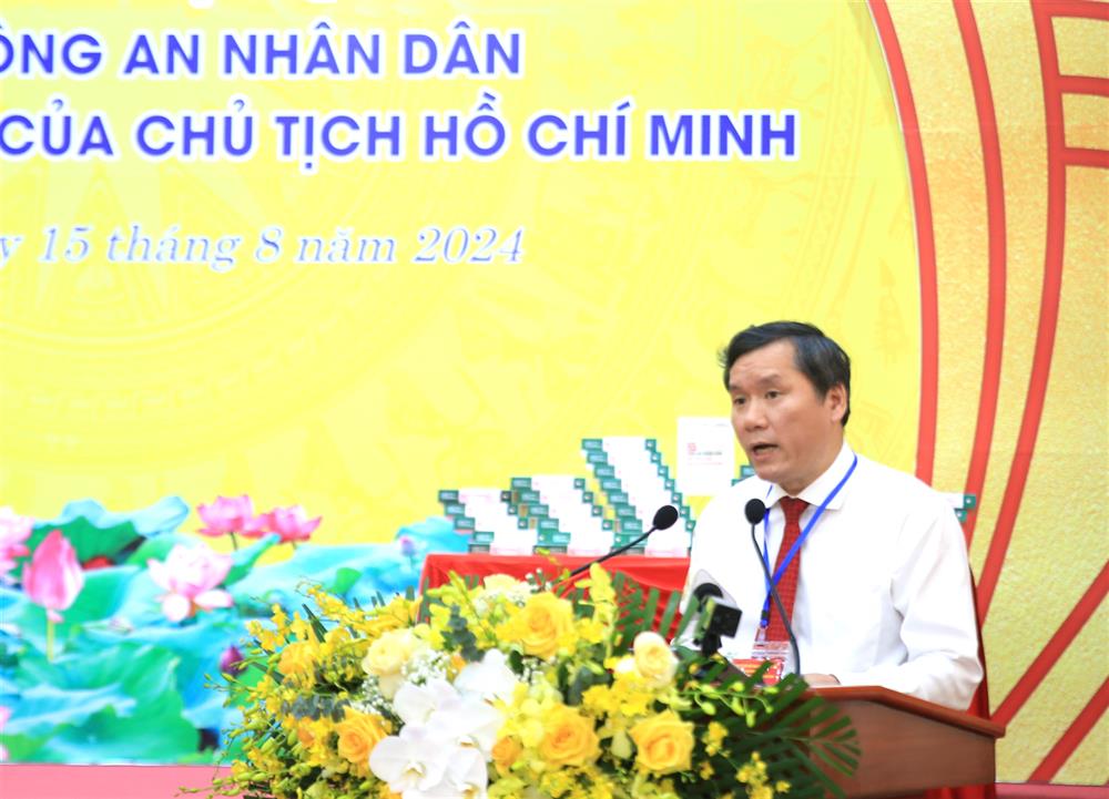 GS.TS Lê Văn Lợi, Phó Giám đốc Học viện Chính trị quốc gia Hồ Chí Minh tham luận tại Hội thảo.