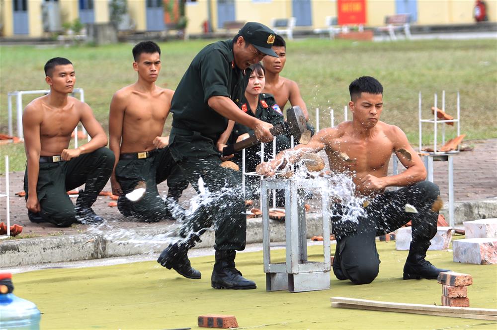 Cán bộ, chiến sĩ CSCĐ biểu diễn khí công.