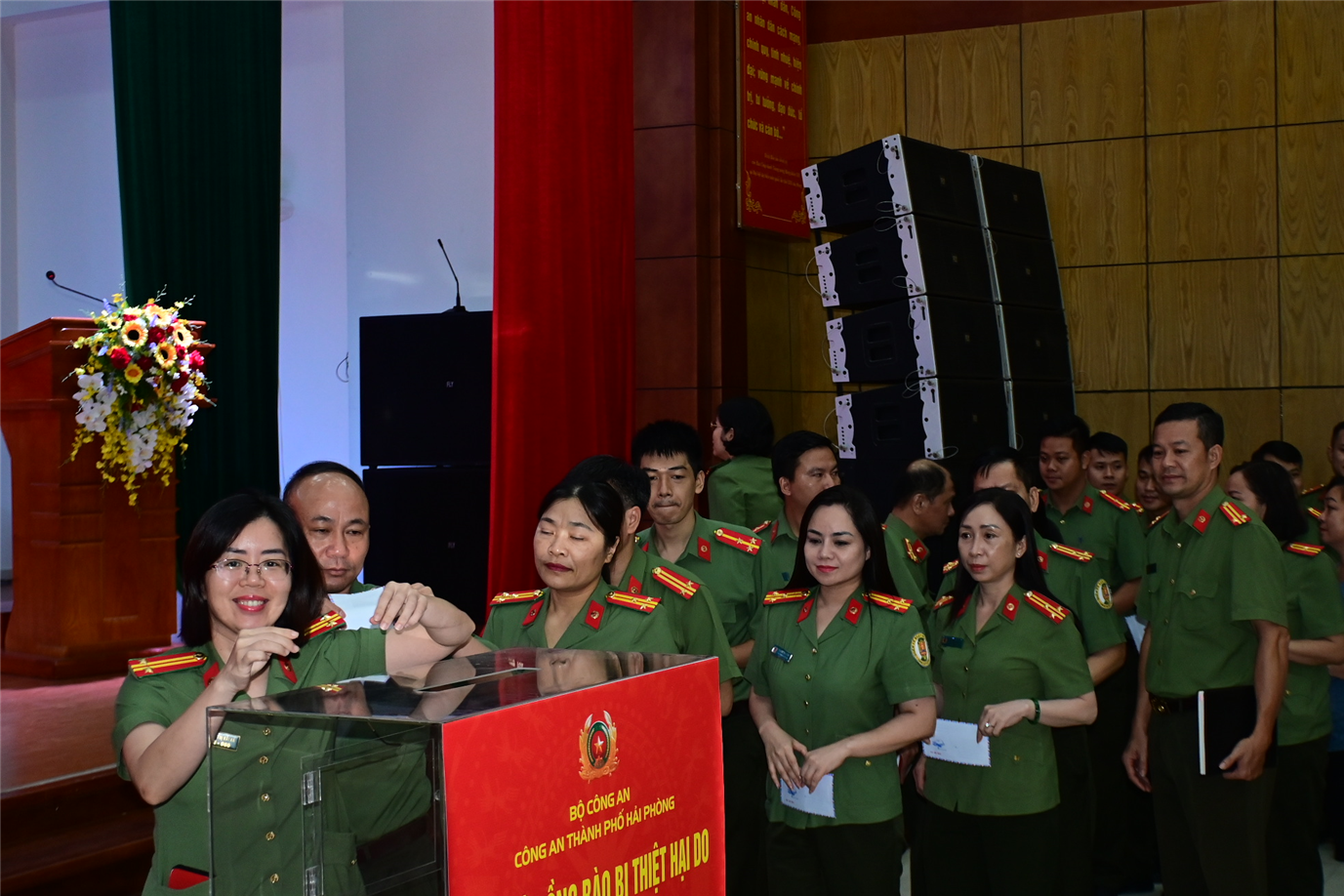 Lãnh đạo, cán bộ, chiến sĩ Công an TP Hải Phòng ủng hộ đồng bào bị thiên tai, bão lũ.