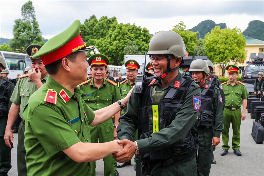 Tư lệnh Lê Ngọc Châu động viên cán bộ, chiến sĩ tham gia diễn tập.