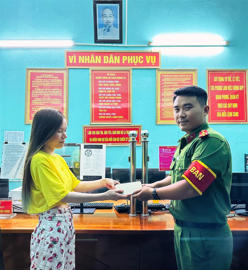 Công an phường Đông Thành trao trả tài sản cho chị Tuyến.