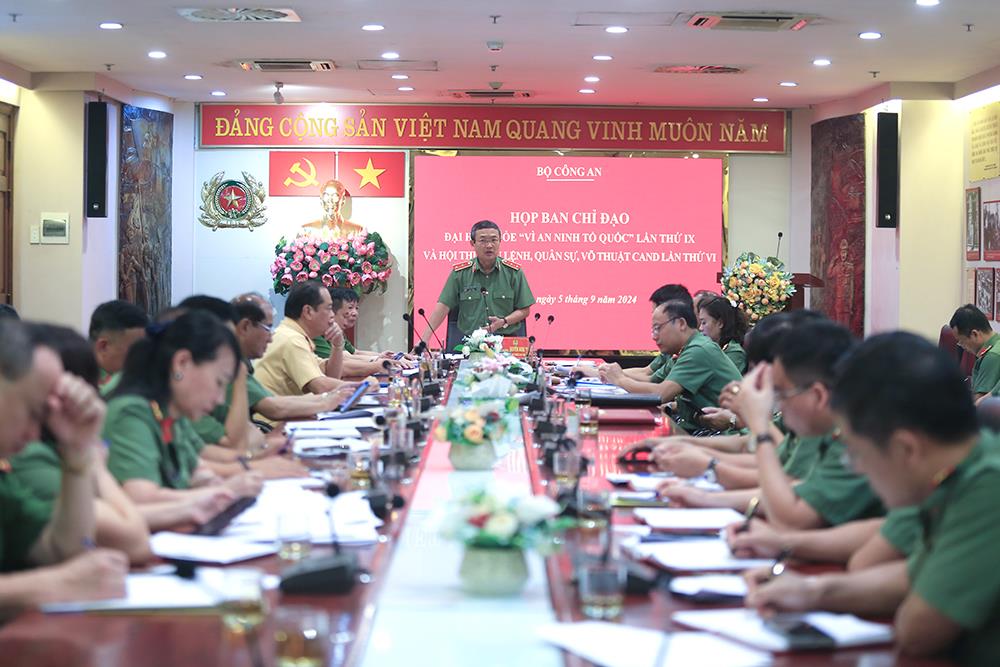 Trung tướng Nguyễn Ngọc Toàn, Cục trưởng Cục Công tác đảng và công tác chính trị, Phó Trưởng Ban Thường trực Ban Chỉ đạo chủ trì cuộc họp.