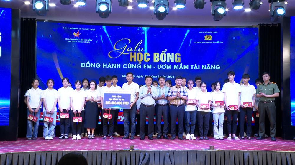 Đồng chí Nguyễn Quang Hưng và đại diện các cơ quan, đơn vị trao học bổng và quà Trung thu tặng các em học sinh nghèo, học giỏi.