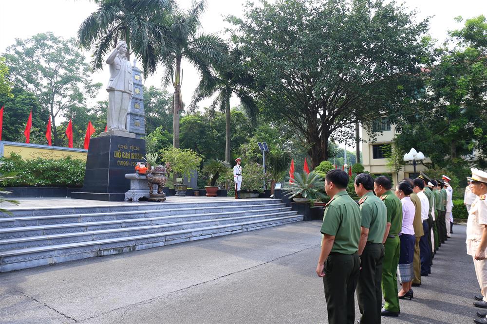 Thứ trưởng Phạm Thế Tùng cùng các đại biểu dâng hoa, dâng hương tại Tượng đài Chủ tịch Hồ Chí Minh.