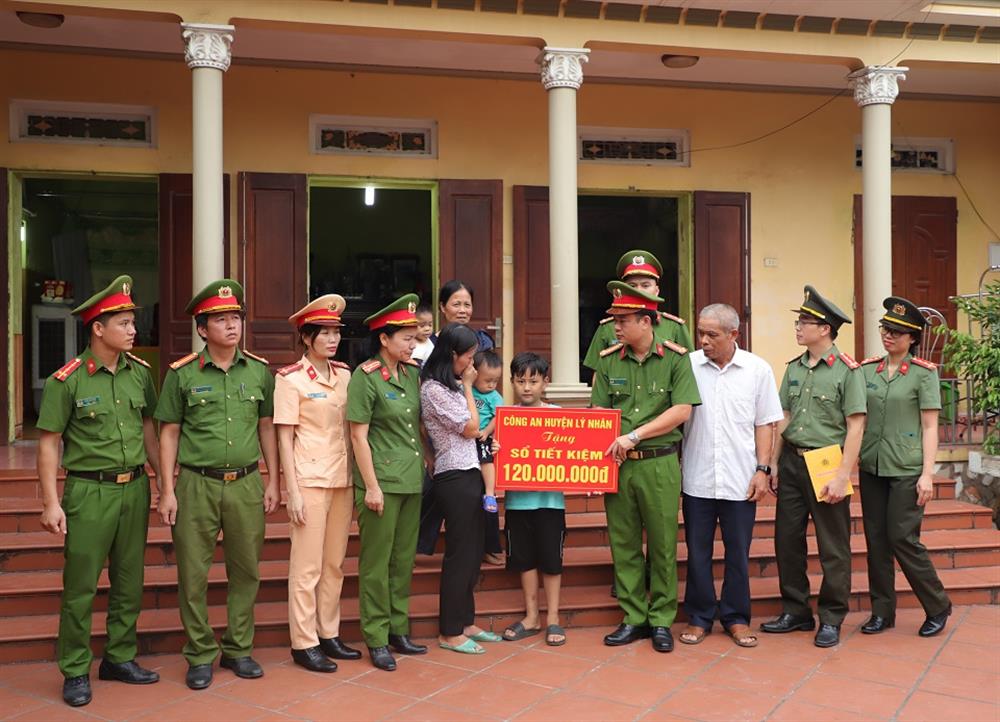 Đại diện lãnh đạo, cán bộ, chiến sĩ Công an huyện Lý Nhân thăm hỏi, động viên và trao tặng sổ tiết kiệm trị giá 120 triệu đồng cho thân nhân gia đình đồng chí Vũ Quốc Trị.