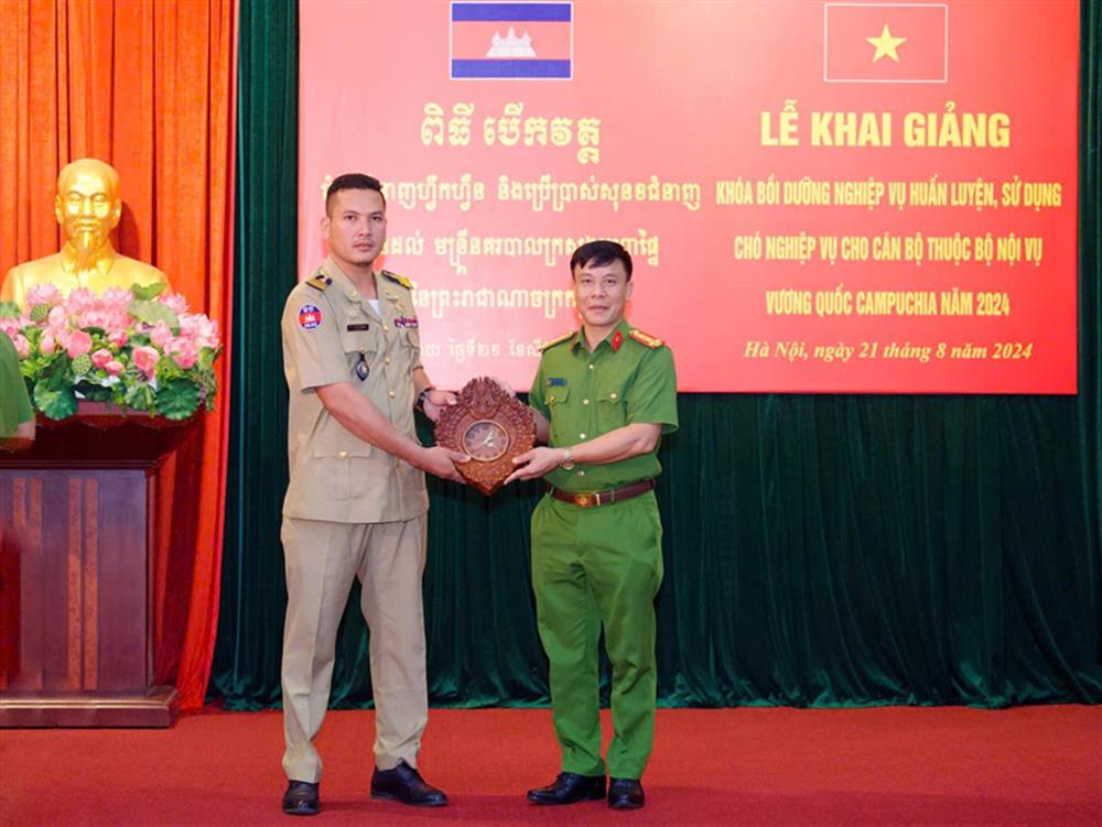 Trưởng đoàn cán bộ thuộc Bộ Nội vụ Vương quốc Campuchia trao quà lưu niệm tặngTrung tâm Huấn luyện và sử dụng động vật nghiệp vụ