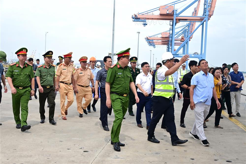 Chủ tịch Ubnd thành phố Nguyễn Văn Tùng, Đại tá Bùi Trung Thành -Phó Giám đốc Công an thành phố cùng các sở, ban, ngành kiểm tra công tác phòng chống cơn bão số 3 tại Cảng Nam Đình Vũ.