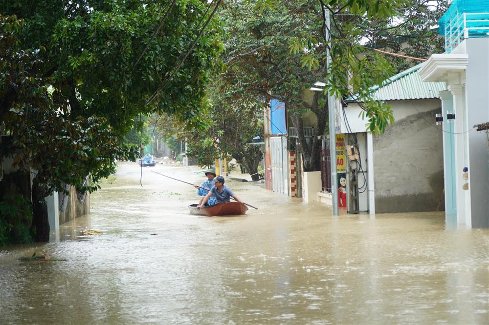 1. Nước sông Mã dâng cao gây ngập nghiêm trọng tại các phường Thiệu Dương, Thiệu Khánh, thành phố Thanh Hóa.