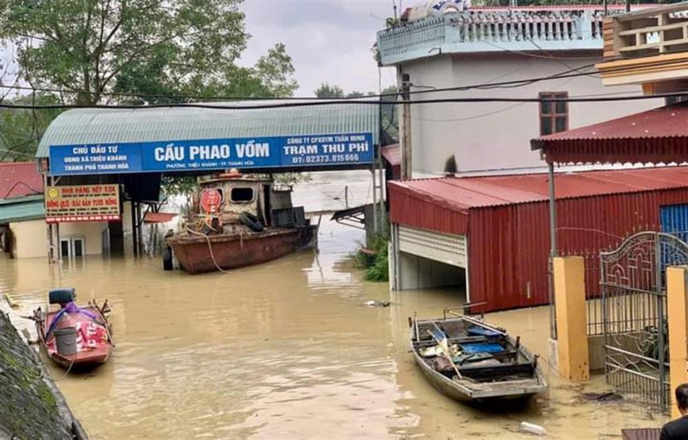 2. Khu vực cầu phao Vồm, phường Thiệu Khánh, thành phố Thanh Hóa nước dâng cao.