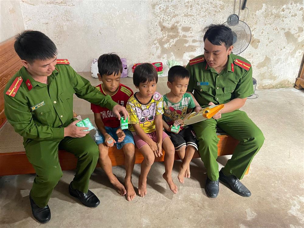 Cán bộ Công an huyện Kim Sơn động viên tinh thần các cháu.