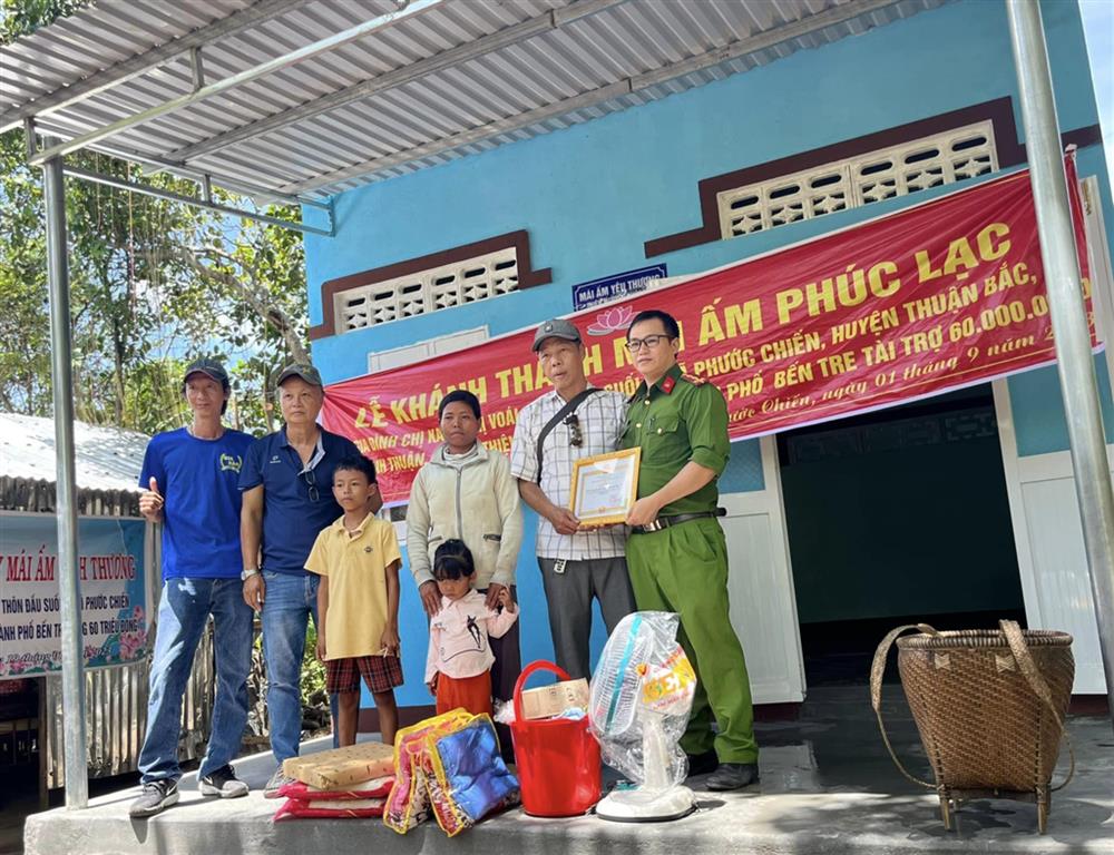 Đại úy Nguyễn Thành Phú và nhà tài trợ trao tặng nhà cho chị Ka tơ Thị Voái ở thôn Đầu Suối A, xã Phước Chiến, huyện Thuận Bắc, tỉnh Ninh Thuận.