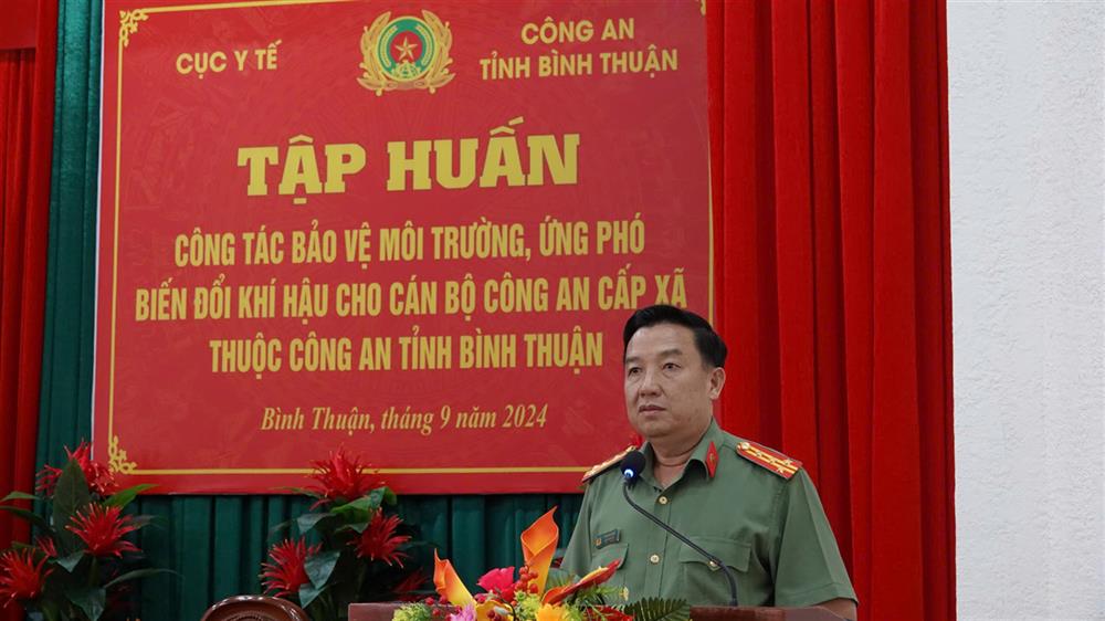 Đại tá Trần Văn Mười, Phó Giám đốc Công an tỉnh phát biểu tại buổi tập huấn.