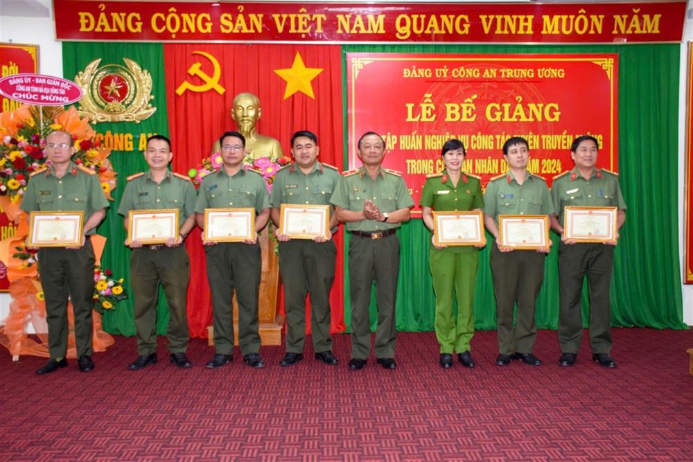 Ban tổ chức trao giấy khen của Giám đốc Học viện Cảnh sát nhân dân cho các học viên có thành tích xuất sắc trong học tập, rèn luyện và và phối hợp tổ chức, quản lý lớp học.