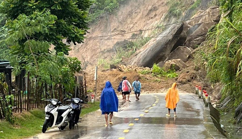 Đất đá sạt xuống đường ở Mường Lát khiến giao thông bị chia cắt.