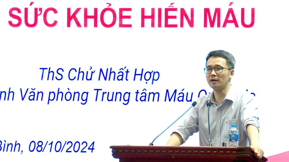 Thạc sỹ Chử Nhất Hợp, Phó Chánh Văn phòng Trung tâm Máu Quốc gia, Viện Huyết học truyền máu Trung ương truyền đạt các nội dung tại lớp tập huấn.