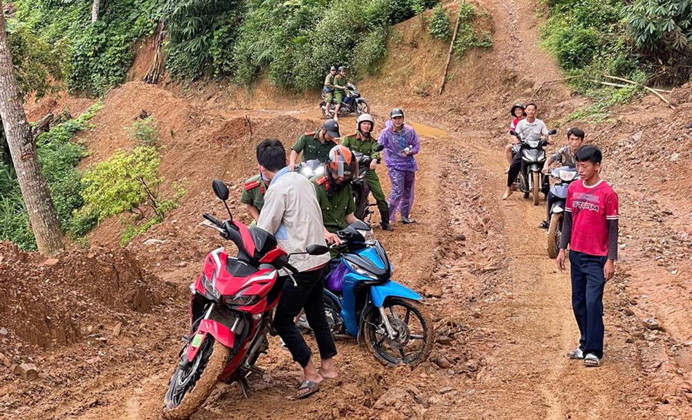 Đường xá lầy lội, đi lại khó khăn lực lượng chức năng đã rất cố gắng, nổ lực di dời người và tài sản của Nhân dân đến nơi an toàn.