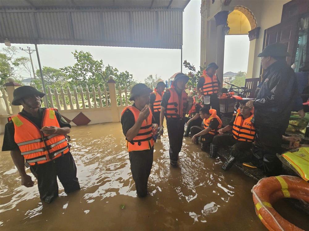 Thượng uý Vương Hữu Hiến, cán bộ Đội An ninh, Công an huyện Nam Sách (thứ 3 từ trái sang) tranh thủ ăn vội bánh mỳ để kịp tiếp tục thực hiện nhiệm vụ tại thôn Lấu Khê, xã Hiệp Cát, huyện Nam Sách.