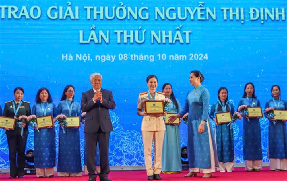 Thượng tá Nguyễn Việt Hà, Trưởng Ban Phụ nữ Công an tỉnh Nghệ An vinh dự được nhận Giải thưởng Nguyễn Thị Định.