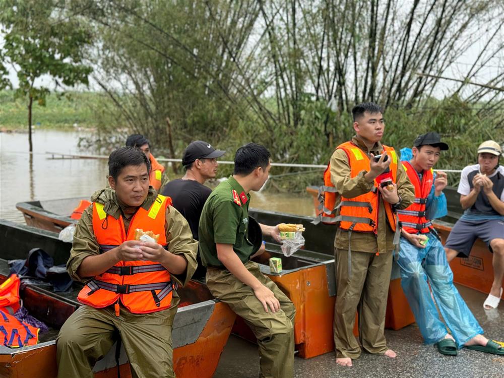 Bữa trưa muộn của cán bộ, chiến sĩ trực tại khu vực dốc Gò, xã Phú Cường, thành phố Hưng Yên.