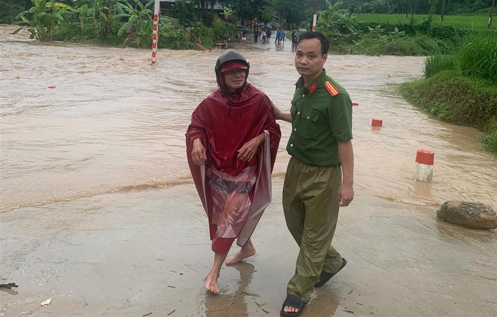 Lực lượng Công an hướng dẫn, cảnh báo, không cho người dân đi qua những khu vực nguy hiểm.