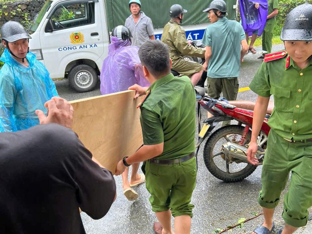 Công an xã Pù Nhi, huyện Mường Lát di dời người và tài sản của Nhân dân đến nơi tránh trú an toàn.