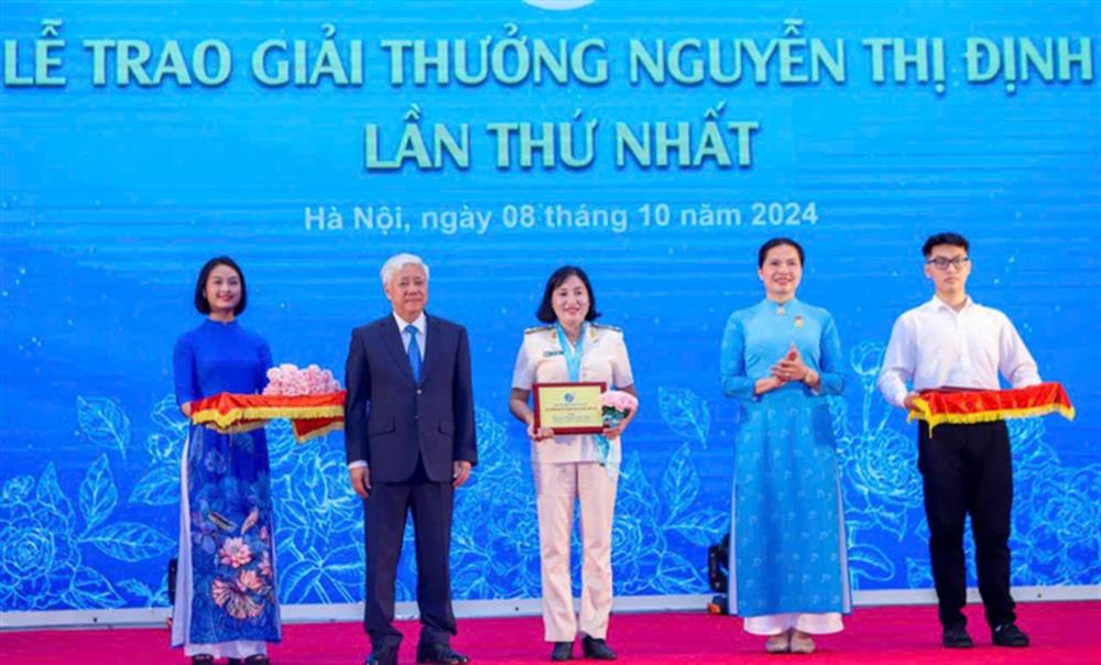 Thượng tá Nguyễn Ngọc Thuý, nguyên Trưởng Ban Phụ nữ Công an Tp Cần Thơ, nay là Đội trưởng Đội thi đua khen thưởng, Phòng PX03 vinh dự được nhận Giải thưởng Nguyễn Thị Định.