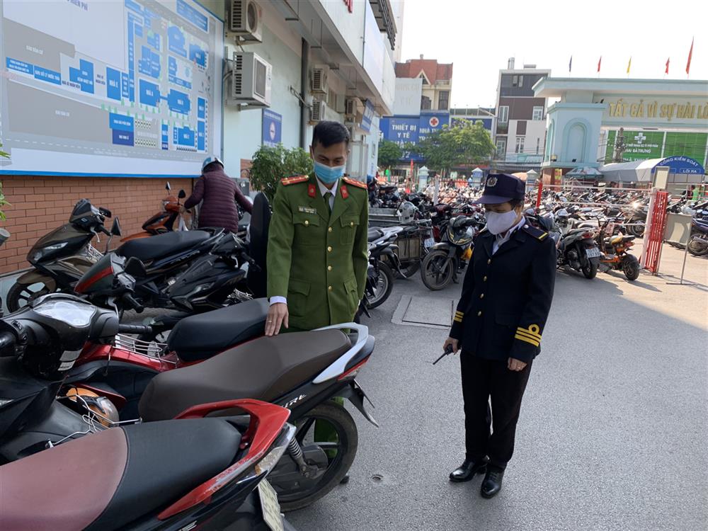 Công an phường Cát Dài và bảo vệ Bệnh viện Hữu nghị Việt Tiệp tuần tra khu vực nhà để xe của bệnh viện.